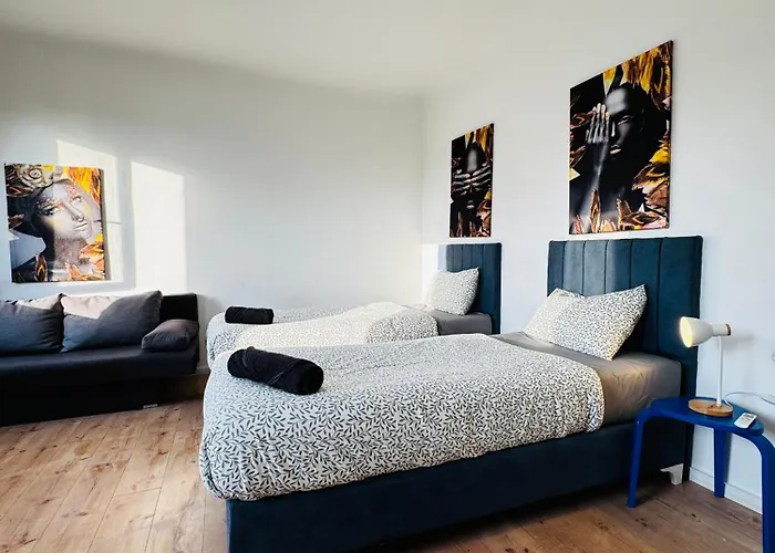Simple 3 Bedroom With Outdoor Space Sleeps Up To 8 *