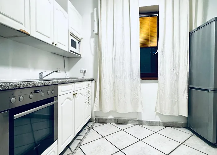Simple 3 Bedroom With Outdoor Space Sleeps Up To 8