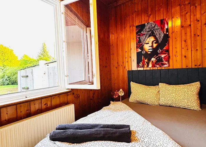 Simple 3 Bedroom With Outdoor Space Sleeps Up To 8 *