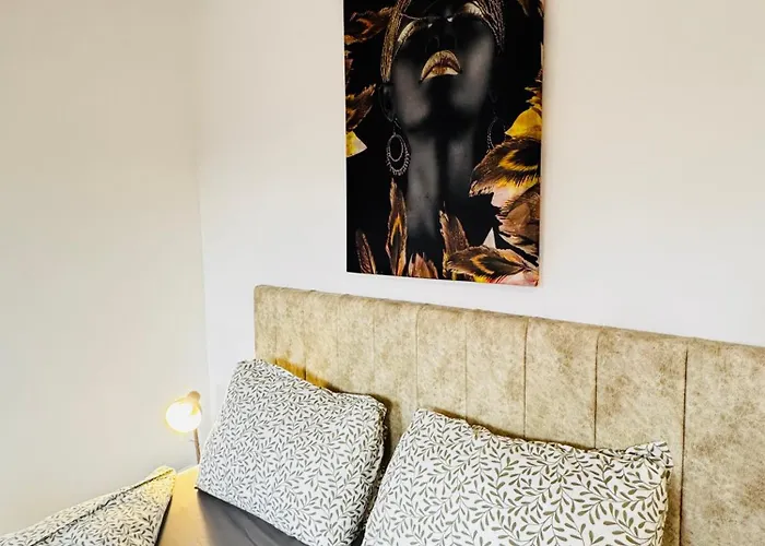 Simple 3 Bedroom With Outdoor Space Sleeps Up To 8 Apartamento *