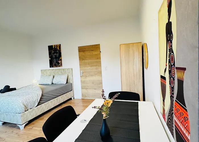 Simple 3 Bedroom With Outdoor Space Sleeps Up To 8 *