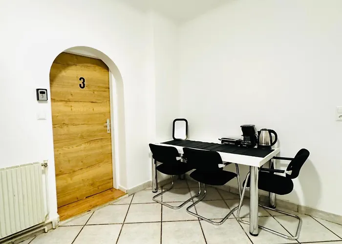 Simple 3 Bedroom With Outdoor Space Sleeps Up To 8 Viena