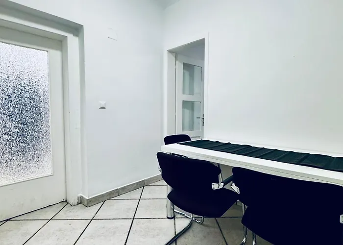 Simple 3 Bedroom With Outdoor Space Sleeps Up To 8 Apartamento