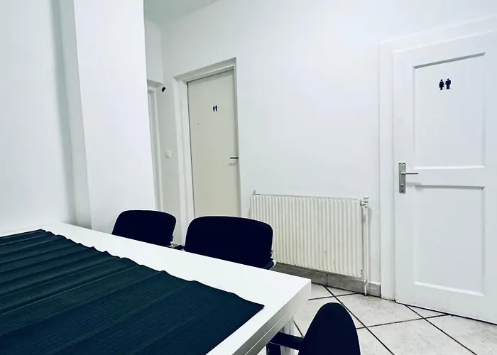 Simple 3 Bedroom With Outdoor Space Sleeps Up To 8 Viena